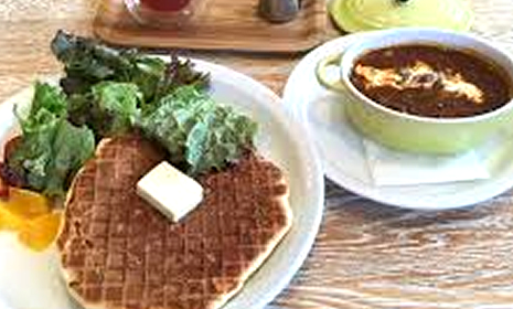 ハッシュドビーフwithワッフルパンケーキ 1,300円（税込）