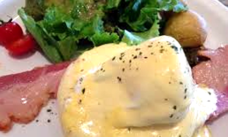 エッグべネディクト 940円（税込）