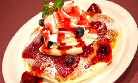 ワッフルパンケーキ3種のベリー＆バナナホイップ 1,230円（税込）